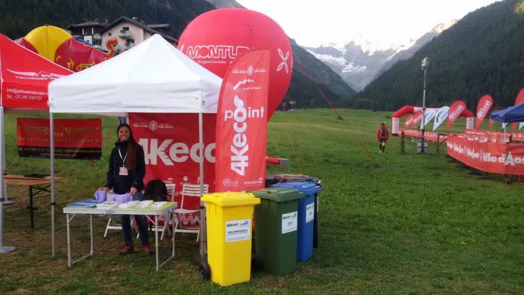 Lo stand 4Keco al village di Cogne presidiato da una volontaria