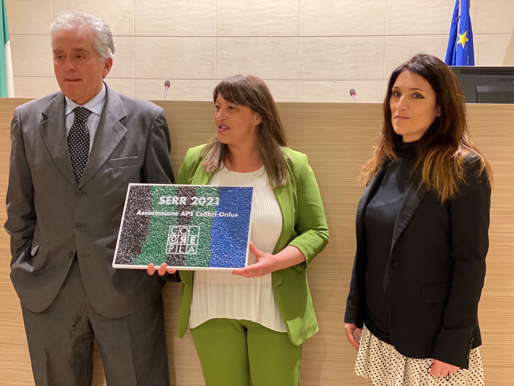 Eleonora Brionne (Corepla) premia l'APS Colibrì Onlus